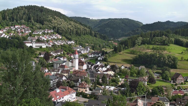 Dieses Bild zeigt eine Webcam-Aufnahme von Ottenhöfen, aufgenommen am Sonntag, den 21.06.2026 um 19:00 Uhr