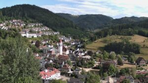 Dieses Bild zeigt eine Webcam-Aufnahme von Ottenhöfen, aufgenommen am Freitag, den 17.07.2026 um 18:10 Uhr