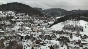 Dieses Bild zeigt eine Webcam-Aufnahme von Ottenhöfen, aufgenommen am Donnerstag, den 08.01.2026 um 08:30 Uhr