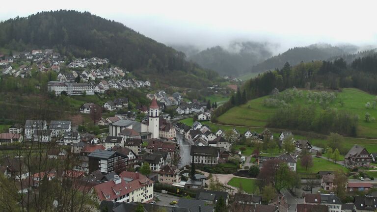 Dieses Bild zeigt eine Webcam-Aufnahme von Ottenhöfen, aufgenommen am Sonntag, den 12.04.2026 um 08:10 Uhr