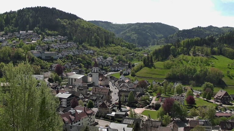 Dieses Bild zeigt eine Webcam-Aufnahme von Ottenhöfen, aufgenommen am Sonntag, den 26.04.2026 um 12:10 Uhr
