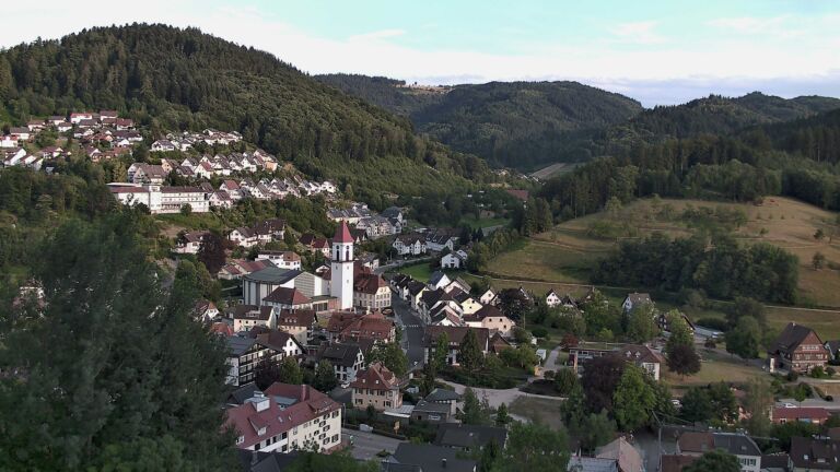 Dieses Bild zeigt eine Webcam-Aufnahme von Ottenhöfen, aufgenommen am Montag, den 13.07.2026 um 20:10 Uhr