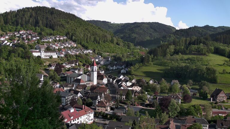 Dieses Bild zeigt eine Webcam-Aufnahme von Ottenhöfen, aufgenommen am Freitag, den 08.05.2026 um 19:00 Uhr
