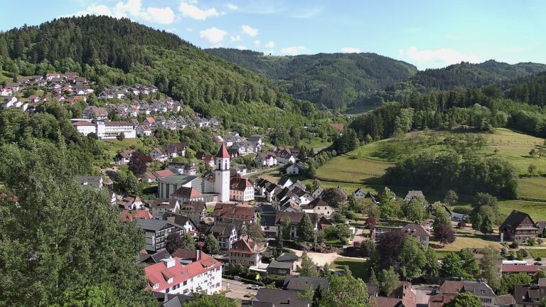 Dieses Bild zeigt eine Webcam-Aufnahme von Ottenhöfen, aufgenommen am Samstag, den 23.05.2026 um 17:30 Uhr