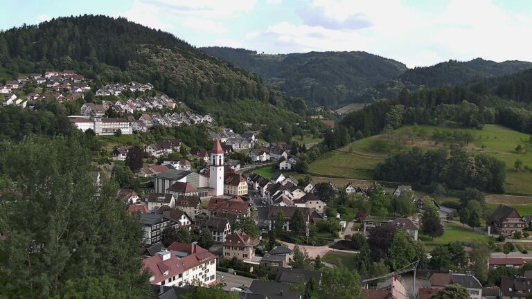 Dieses Bild zeigt eine Webcam-Aufnahme von Ottenhöfen, aufgenommen am Freitag, den 26.06.2026 um 18:10 Uhr