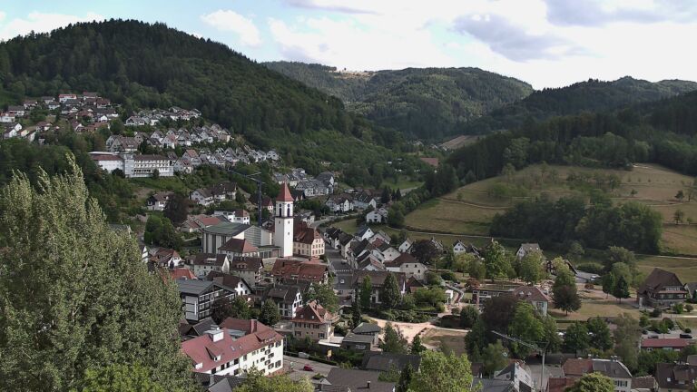 Dieses Bild zeigt eine Webcam-Aufnahme von Ottenhöfen, aufgenommen am Mittwoch, den 05.08.2026 um 17:10 Uhr
