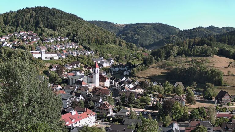 Dieses Bild zeigt eine Webcam-Aufnahme von Ottenhöfen, aufgenommen am Donnerstag, den 13.08.2026 um 18:20 Uhr