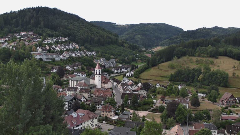 Dieses Bild zeigt eine Webcam-Aufnahme von Ottenhöfen, aufgenommen am Freitag, den 17.07.2026 um 08:10 Uhr
