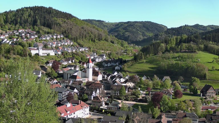 Dieses Bild zeigt eine Webcam-Aufnahme von Ottenhöfen, aufgenommen am Sonntag, den 26.04.2026 um 18:20 Uhr