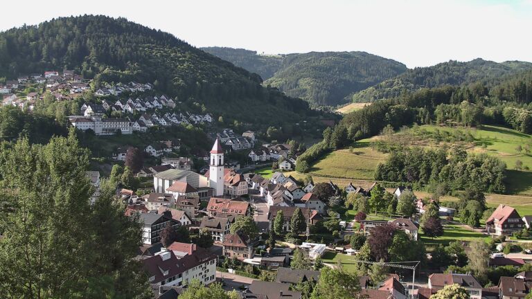 Dieses Bild zeigt eine Webcam-Aufnahme von Ottenhöfen, aufgenommen am Donnerstag, den 18.06.2026 um 08:00 Uhr