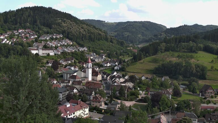 Dieses Bild zeigt eine Webcam-Aufnahme von Ottenhöfen, aufgenommen am Freitag, den 26.06.2026 um 18:00 Uhr
