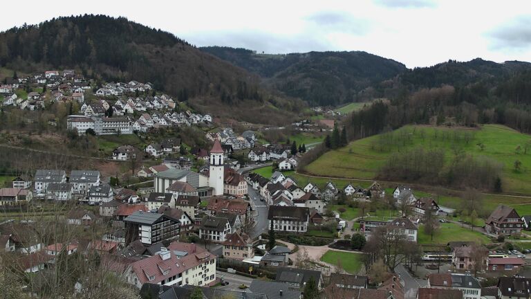 Dieses Bild zeigt eine Webcam-Aufnahme von Ottenhöfen, aufgenommen am Samstag, den 04.04.2026 um 14:00 Uhr