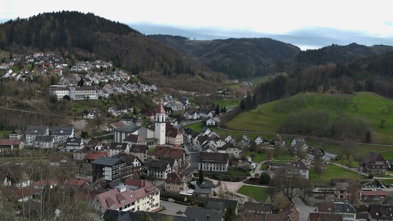 Dieses Bild zeigt eine Webcam-Aufnahme von Ottenhöfen, aufgenommen am Sonntag, den 05.04.2026 um 17:00 Uhr