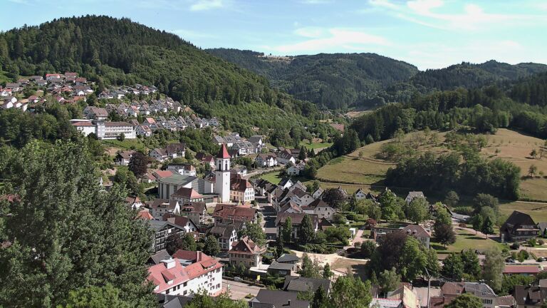 Dieses Bild zeigt eine Webcam-Aufnahme von Ottenhöfen, aufgenommen am Sonntag, den 12.07.2026 um 16:40 Uhr