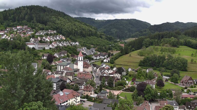 Dieses Bild zeigt eine Webcam-Aufnahme von Ottenhöfen, aufgenommen am Donnerstag, den 11.06.2026 um 13:00 Uhr