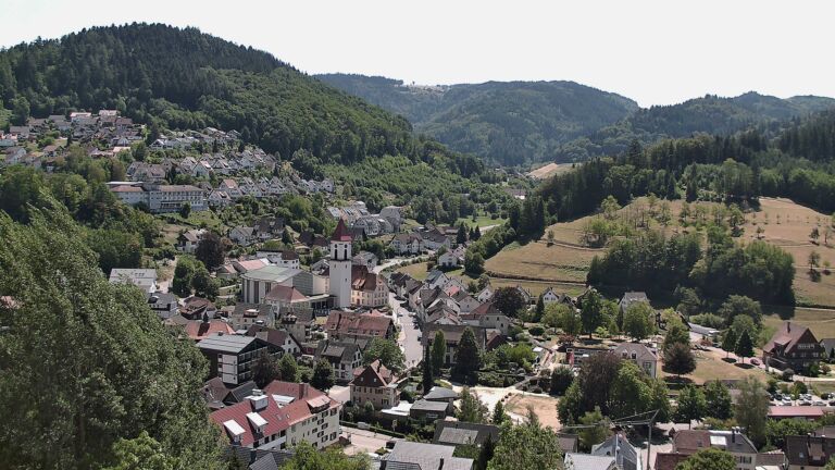 Dieses Bild zeigt eine Webcam-Aufnahme von Ottenhöfen, aufgenommen am Samstag, den 08.08.2026 um 13:30 Uhr