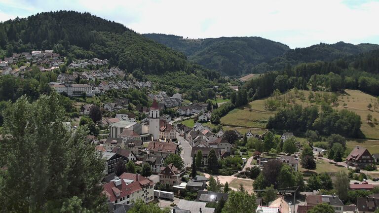 Dieses Bild zeigt eine Webcam-Aufnahme von Ottenhöfen, aufgenommen am Montag, den 13.07.2026 um 12:30 Uhr