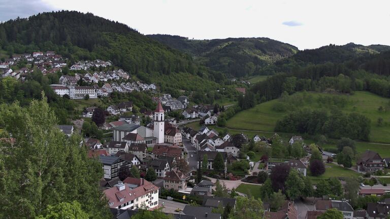 Dieses Bild zeigt eine Webcam-Aufnahme von Ottenhöfen, aufgenommen am Sonntag, den 17.05.2026 um 17:30 Uhr