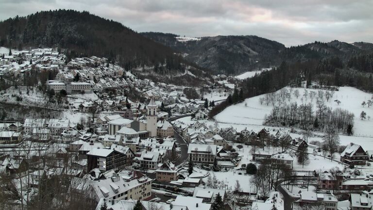 Dieses Bild zeigt eine Webcam-Aufnahme von Ottenhöfen, aufgenommen am Sonntag, den 04.01.2026 um 16:30 Uhr