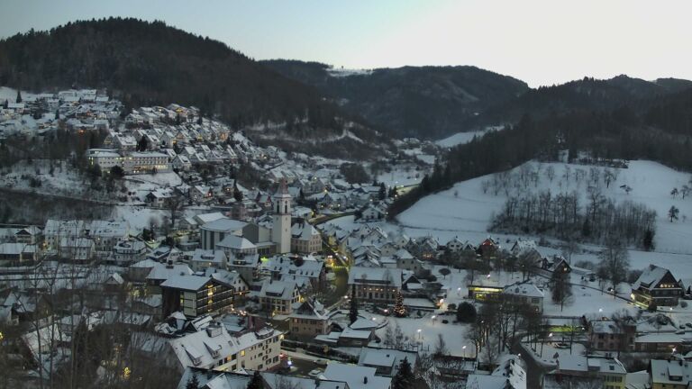 Dieses Bild zeigt eine Webcam-Aufnahme von Ottenhöfen, aufgenommen am Montag, den 05.01.2026 um 17:10 Uhr