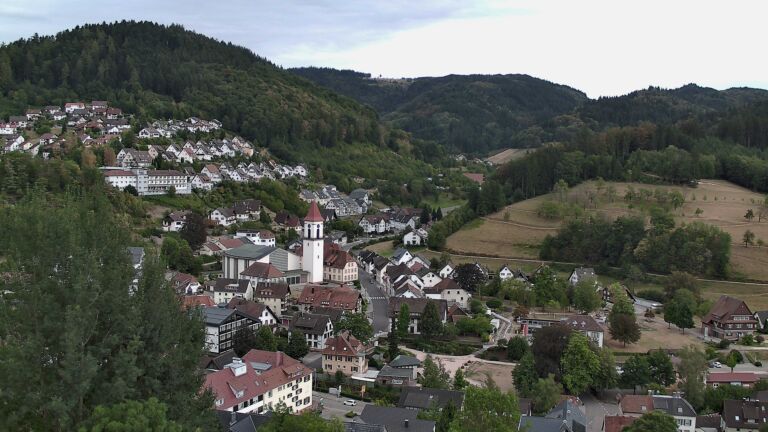 Dieses Bild zeigt eine Webcam-Aufnahme von Ottenhöfen, aufgenommen am Dienstag, den 18.08.2026 um 17:50 Uhr