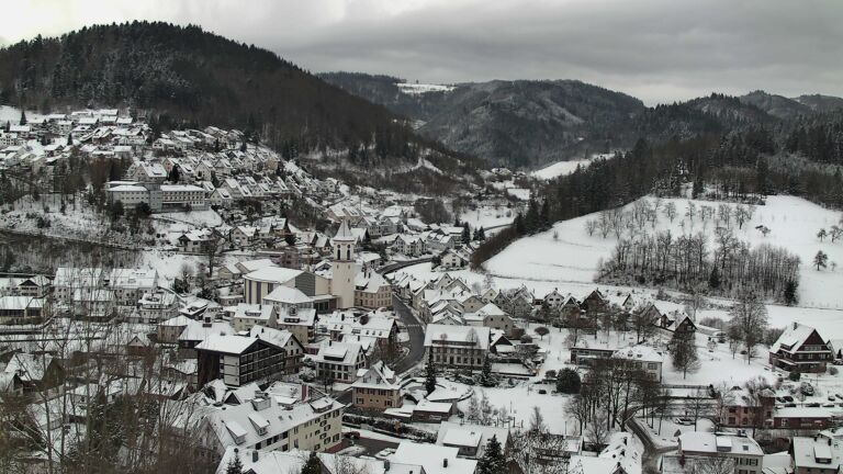 Dieses Bild zeigt eine Webcam-Aufnahme von Ottenhöfen, aufgenommen am Sonntag, den 04.01.2026 um 10:30 Uhr