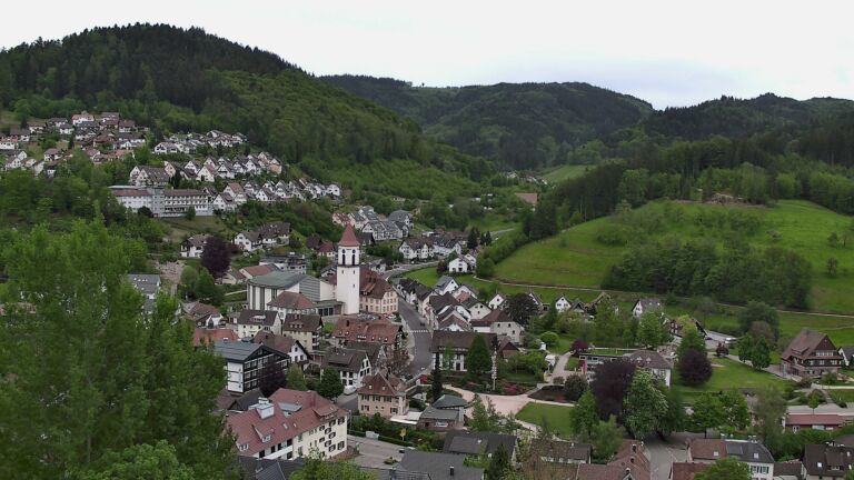 Dieses Bild zeigt eine Webcam-Aufnahme von Ottenhöfen, aufgenommen am Sonntag, den 03.05.2026 um 19:00 Uhr