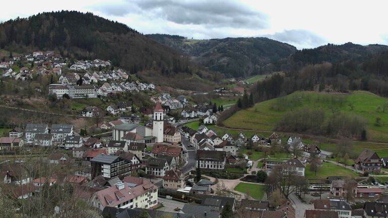 Dieses Bild zeigt eine Webcam-Aufnahme von Ottenhöfen, aufgenommen am Samstag, den 04.04.2026 um 16:20 Uhr