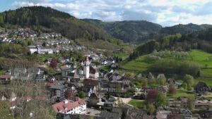 Dieses Bild zeigt eine Webcam-Aufnahme von Ottenhöfen, aufgenommen am Freitag, den 17.04.2026 um 17:00 Uhr