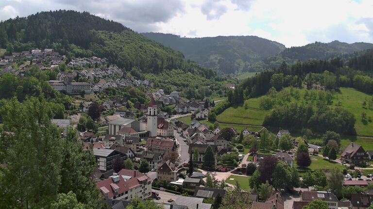 Dieses Bild zeigt eine Webcam-Aufnahme von Ottenhöfen, aufgenommen am Freitag, den 08.05.2026 um 13:00 Uhr
