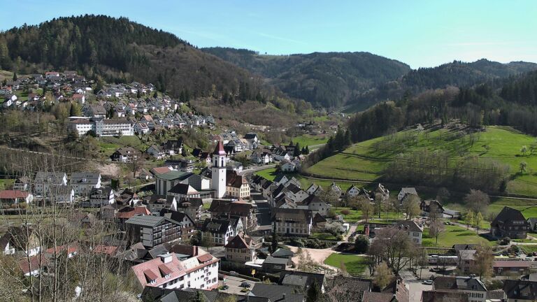 Dieses Bild zeigt eine Webcam-Aufnahme von Ottenhöfen, aufgenommen am Dienstag, den 07.04.2026 um 16:00 Uhr