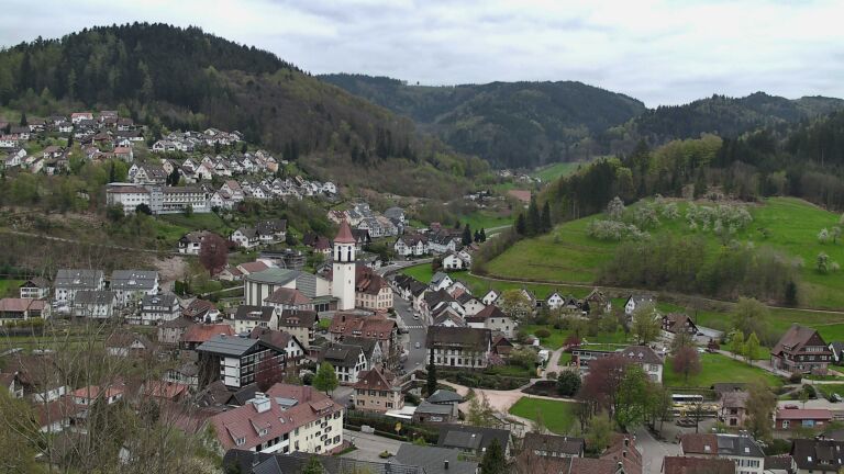 Dieses Bild zeigt eine Webcam-Aufnahme von Ottenhöfen, aufgenommen am Mittwoch, den 15.04.2026 um 17:30 Uhr