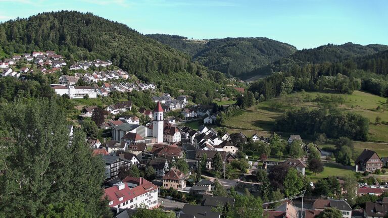 Dieses Bild zeigt eine Webcam-Aufnahme von Ottenhöfen, aufgenommen am Freitag, den 03.07.2026 um 19:10 Uhr