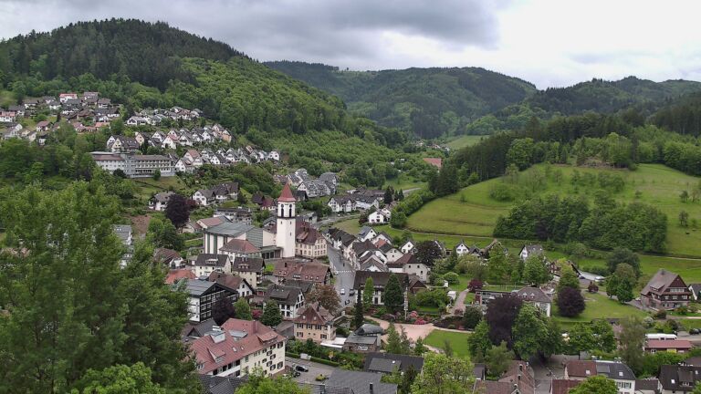 Dieses Bild zeigt eine Webcam-Aufnahme von Ottenhöfen, aufgenommen am Montag, den 18.05.2026 um 15:20 Uhr