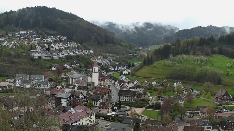 Dieses Bild zeigt eine Webcam-Aufnahme von Ottenhöfen, aufgenommen am Sonntag, den 12.04.2026 um 11:00 Uhr