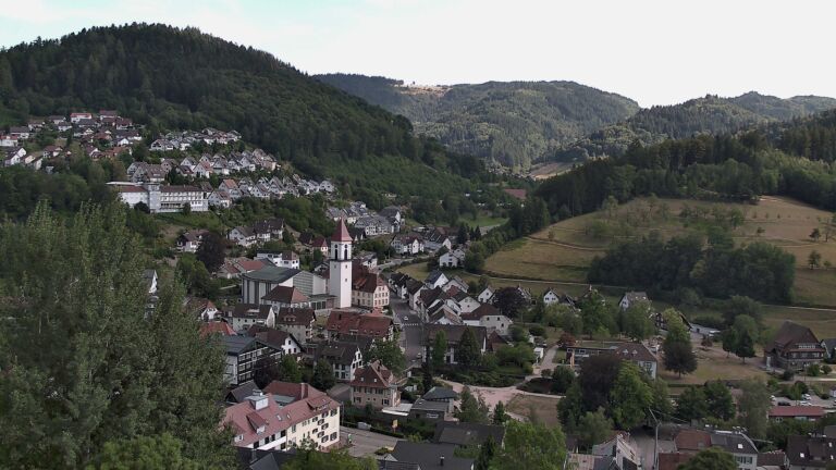 Dieses Bild zeigt eine Webcam-Aufnahme von Ottenhöfen, aufgenommen am Sonntag, den 02.08.2026 um 17:10 Uhr