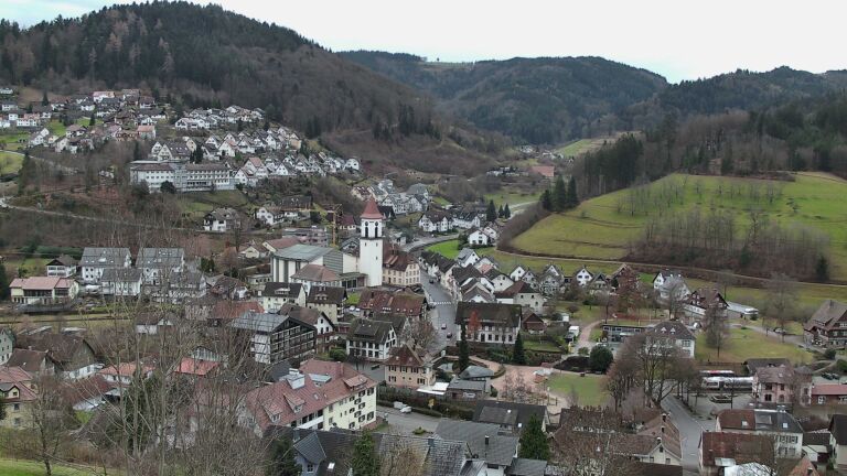 Dieses Bild zeigt eine Webcam-Aufnahme von Ottenhöfen, aufgenommen am Freitag, den 19.12.2025 um 13:50 Uhr