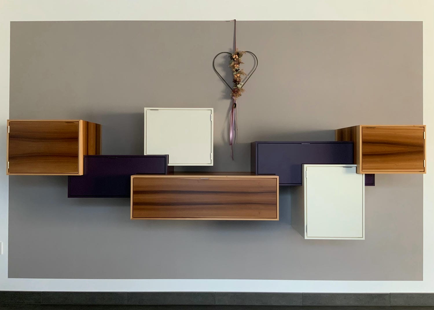 Bild von Anrichte in Tulpenbaum und Lack