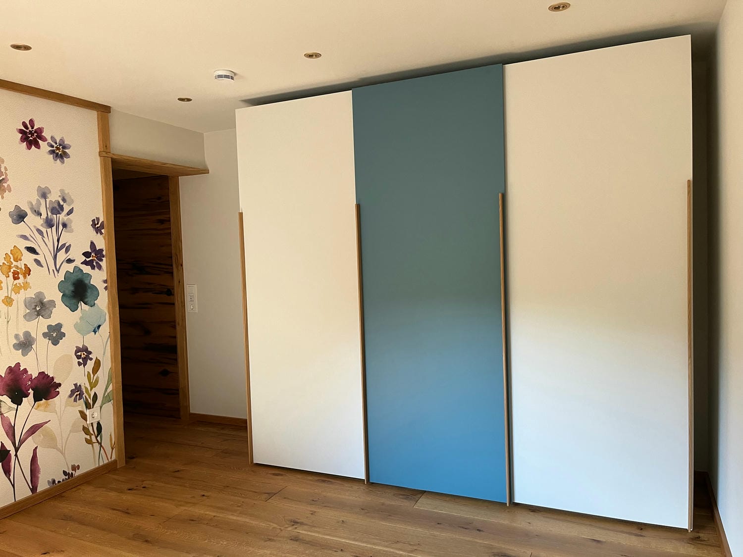 Bild von Kleiderschrank und Parkett