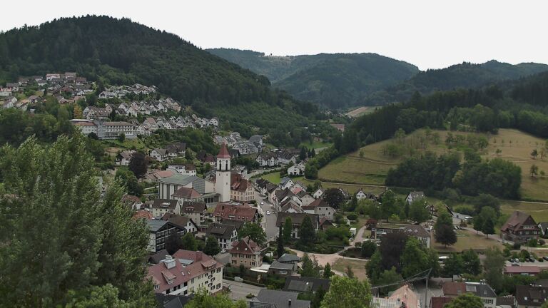 Dieses Bild zeigt eine Webcam-Aufnahme von Ottenhöfen, aufgenommen am Mittwoch, den 15.07.2026 um 13:30 Uhr
