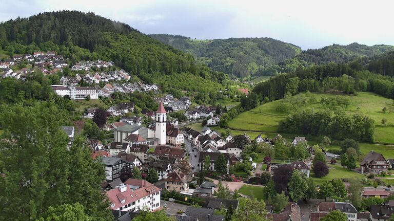 Dieses Bild zeigt eine Webcam-Aufnahme von Ottenhöfen, aufgenommen am Freitag, den 15.05.2026 um 17:50 Uhr