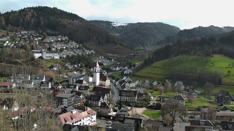 Dieses Bild zeigt eine Webcam-Aufnahme von Ottenhöfen, aufgenommen am Montag, den 30.03.2026 um 16:20 Uhr