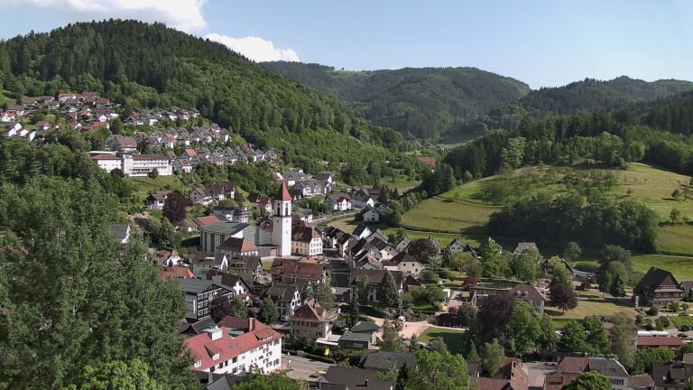 Dieses Bild zeigt eine Webcam-Aufnahme von Ottenhöfen, aufgenommen am Montag, den 25.05.2026 um 17:20 Uhr