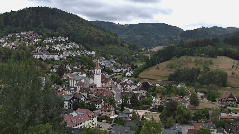 Dieses Bild zeigt eine Webcam-Aufnahme von Ottenhöfen, aufgenommen am Dienstag, den 25.08.2026 um 13:30 Uhr