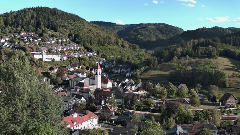 Dieses Bild zeigt eine Webcam-Aufnahme von Ottenhöfen, aufgenommen am Freitag, den 04.09.2026 um 18:30 Uhr