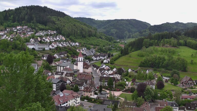 Dieses Bild zeigt eine Webcam-Aufnahme von Ottenhöfen, aufgenommen am Sonntag, den 03.05.2026 um 09:30 Uhr