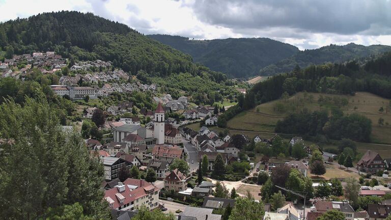 Dieses Bild zeigt eine Webcam-Aufnahme von Ottenhöfen, aufgenommen am Montag, den 27.07.2026 um 13:20 Uhr