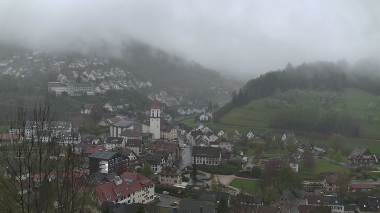 Dieses Bild zeigt eine Webcam-Aufnahme von Ottenhöfen, aufgenommen am Montag, den 13.04.2026 um 19:30 Uhr