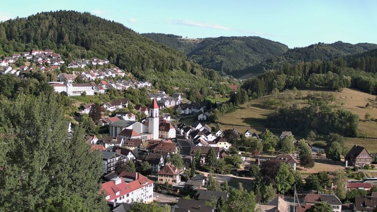 Dieses Bild zeigt eine Webcam-Aufnahme von Ottenhöfen, aufgenommen am Montag, den 20.07.2026 um 19:00 Uhr