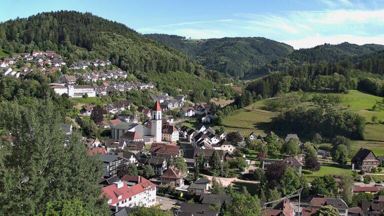 Dieses Bild zeigt eine Webcam-Aufnahme von Ottenhöfen, aufgenommen am Montag, den 15.06.2026 um 18:10 Uhr